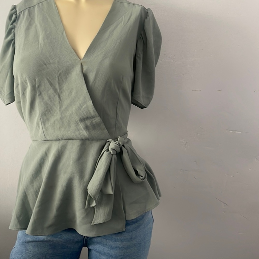 Cute top for both skinny jeans or flare very cute